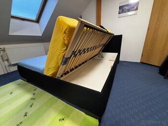 Manželská postel čalouněná