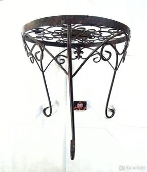 Vintage kovový stojan trojnožka