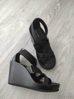 Calvin Klein sandály na klínu 38