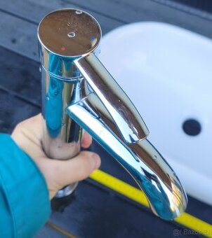 Nerez kvalitní baterie a porcelánové umyvadlo