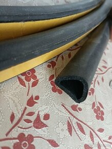 Gumové samolepicí těsnění