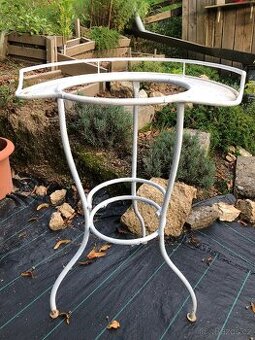 Kovový stojan na lavor