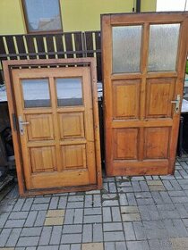 Starší dřevěné dveře vyrobené truhlářem