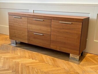 Ořechová komoda BoConcept - výborný stav