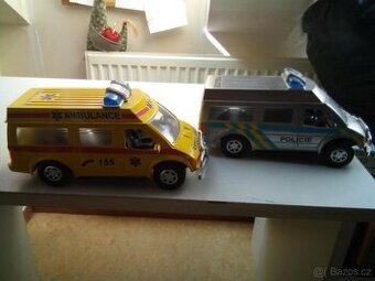 auta policejni a zachranka