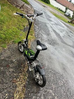 Markstore Scooter – elektrická koloběžka se sedlem