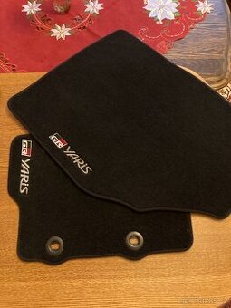 Na YARIS kompletní sada luxusních velurových auto koberců