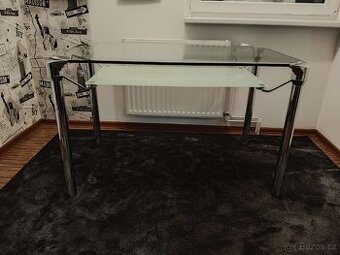 Skleněný jídelní stůl