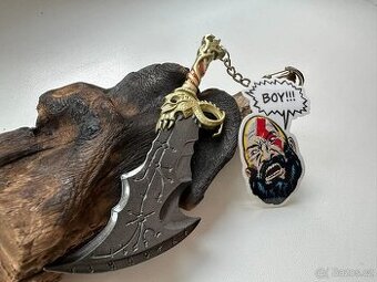 God of War klíčenka + samolepka