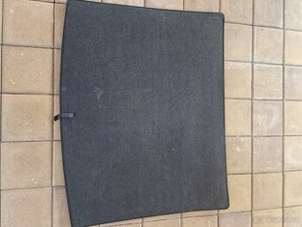 Oboustranný koberec do kufru karoqa.