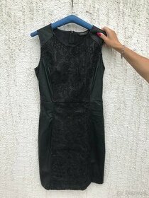 Koženkové šaty s krajkou