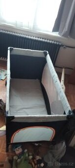 Cestovní postýlka s matrací čistá.