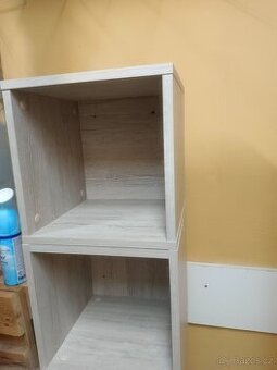 Skříňka s poličkou