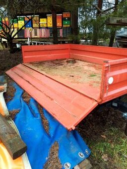 Sklápěcí přívěs za traktor