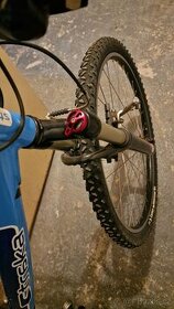 MTB kolo sestavené na postavu L