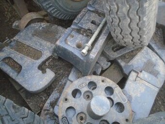Prodám čelní závaží na traktor i s kostkou- 10kusů - 1