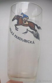 Sklenice starodávná z Velké pardubické
