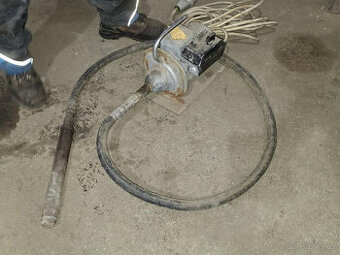Elektrický ponorný vibrátor na beton