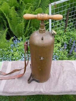 MOSAZNÝ ZAHRADNÍ POSTŘIKOVAČ