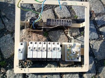 rozvaděč kovový na zasekání