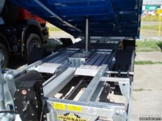 Sklápěcí přívěs HUMBAUR s nájezdy