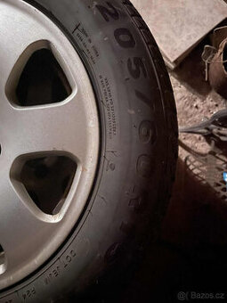 kola audi s novymi pneu 205/60 R15 zimni