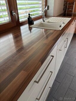 Kuchyně v bílém lesku