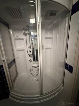 Sprchový kout s uzavřenou jednotkou pro sprchování