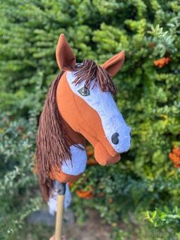 Hobby horse, hnědobílý koník, velikost M