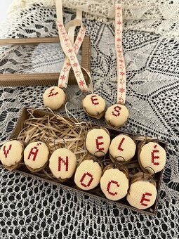 Veselé Vánoce- ručně vyšívané skořápky k zavěšení