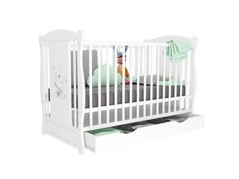 Dřevěná postýlka s medvídkem