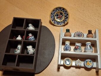 Sada miniatur - poličky s tupeskou keramikou
