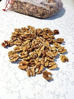 Vlašské ořechy 2025 - loupané půlky nebo mleté