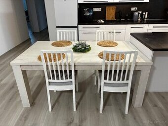 Jídelní stůl z masivu