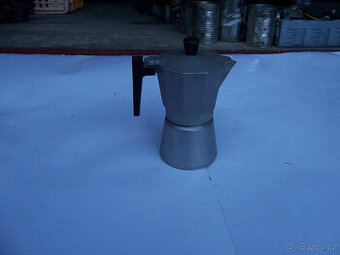 stará hliníková konvička na překapávanou kávu nebo čaj