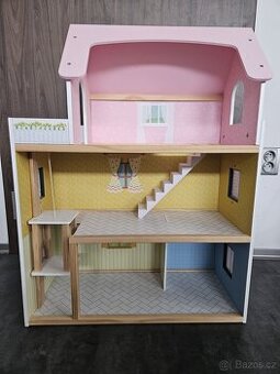 Dřevěný domeček pro panenky s výtahem