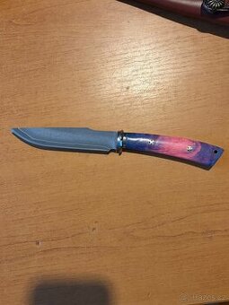 Lovecký nůž – Fialové stabilizované dřevo & Kožené pouzdro