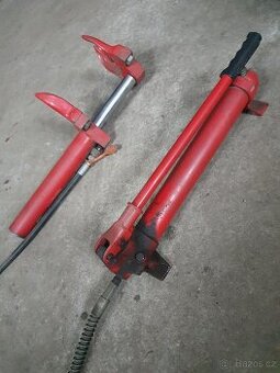 Stahovák pružin hydraulický