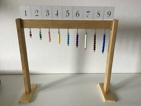 Montessori. Stojan na barevne koralkove schody.