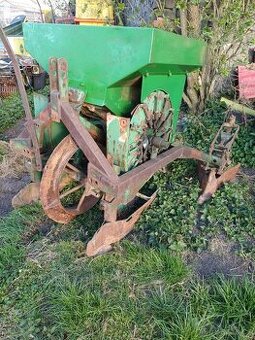 Sazeč brambor 2 řádkový za traktor, plně funkční