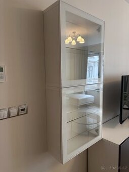 Skleněná vitrína závěsná – bílá