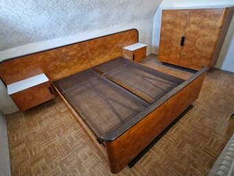 Starozitna postel a skrin