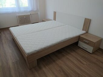 Postel s nočními stolky, roštem a matracemí nová