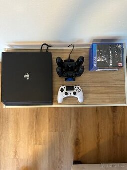 PS4 pro s třemi ovladači a hrami