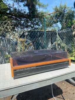 Retro gramofon Tesla