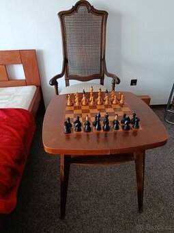 Prodám šachový intarzovaný stolek