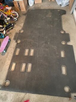 Originál gumová podlaha VW T5 Long 6-místný