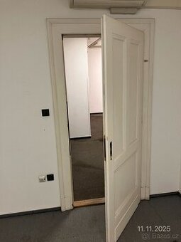 Masivní staré dveře