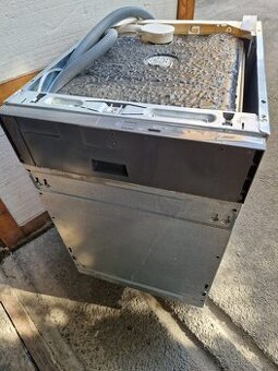 Myčka nádobí uzká vestavná 