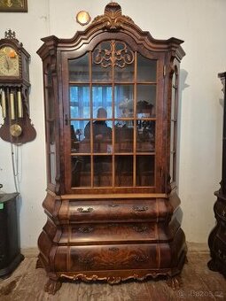 Luxusní vitrína v barokním stylu - břichatka - kořenice